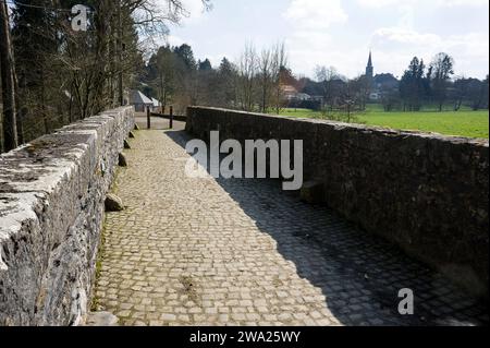 Le pont Romain sur l'ancienne voie romaine, la ferme et la riviere Hantes. | The roman bridge on the ancient roman way with the river Hantes. Stock Photo