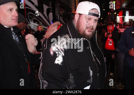 January 1, 2024, New York, New York: (NEW) Jelly Roll Performs on New Year's Eve at Times Square. December 31, 2023, New York, USA: Jelly Roll performs live on the New Year's Eve at Times Square to the delight of fans. .Credit: Niyi Fote/Thenews2 (Foto: Niyi Fote/Thenews2/Zumapress) (Credit Image: © Niyi Fote/TheNEWS2 via ZUMA Press Wire) EDITORIAL USAGE ONLY! Not for Commercial USAGE! Stock Photo