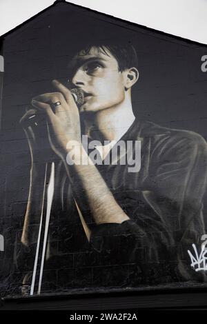 UK, England, Cheshire, Macclesfield, Mill Street, Joy Division’s Ian Curtis painted mural on gable end. Stock Photo