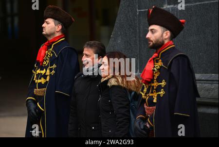 Zagreb, Croatia. 01st Jan, 2024. Tourists pose for a photo with soldiers in traditional military uniforms in front of a Ban Josip Jelacic Monument during a traditional New Years shift of a Cravat Regiment Guard at Ban Josip Jelacic Square in Zagreb, Croatia on January 1, 2024. Photo: Josip Mikacic/PIXSELL Credit: Pixsell/Alamy Live News Stock Photo