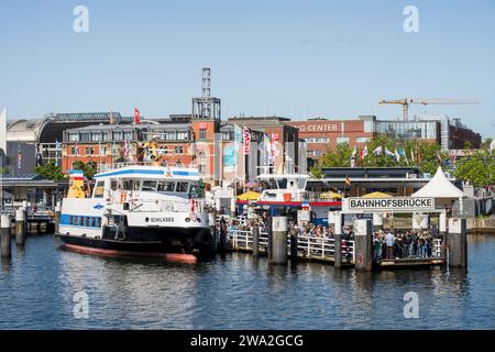 Anlegestelle der Personenfähren der Kieler Fördeschiffahrt, Passagiere erwarten das Ankommen der planmäßgen Fähre Stock Photo