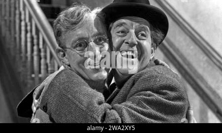 THE LAVENDER HILL MOB 1951 GFD film Alec Guinness at left and Stanley Holloway Stock Photo