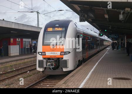 Eisenbahnverkehr Hamm Westf. HBF - RRX, Rhein-Ruhr-Express, Regionalexpress Zug RE6, Rhein-Weser-Express, Ziel Minden, Betreiber ist National Express, eingesetzt wird ein Siemens Desiro HC Triebwagenzug. Hamm, Nordrhein-Westfalen, DEU, Deutschland, 30.12.2023 *** Railroad traffic Hamm Westf HBF RRX, Rhein Ruhr Express, regional express train RE6, Rhein Weser Express, destination Minden, operator is National Express, used is a Siemens Desiro HC railcar train Hamm, North Rhine-Westphalia, DEU, Germany, 30 12 2023 Stock Photo