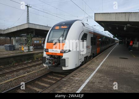 Eisenbahnverkehr Hamm Westf. HBF - RRX, Rhein-Ruhr-Express, Regionalexpress Zug RE6, Rhein-Weser-Express, Ziel Minden, Betreiber ist National Express, eingesetzt wird ein Siemens Desiro HC Triebwagenzug. Hamm, Nordrhein-Westfalen, DEU, Deutschland, 30.12.2023 *** Railroad traffic Hamm Westf HBF RRX, Rhein Ruhr Express, regional express train RE6, Rhein Weser Express, destination Minden, operator is National Express, used is a Siemens Desiro HC railcar train Hamm, North Rhine-Westphalia, DEU, Germany, 30 12 2023 Stock Photo