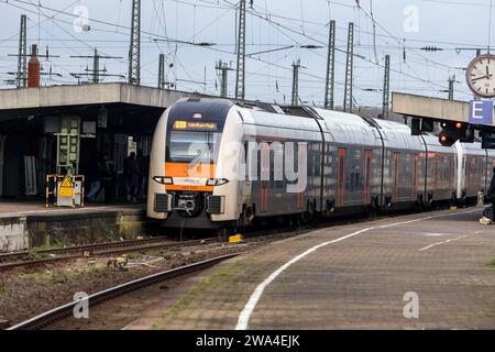 Eisenbahnverkehr Hamm Westf. HBF - RRX, Rhein-Ruhr-Express, Regionalexpress Zug RE6, Rhein-Weser-Express, Ziel Köln/Bonn Flughafen, Betreiber ist National Express, eingesetzt wird ein Siemens Desiro HC Triebwagenzug. Hamm, Nordrhein-Westfalen, DEU, Deutschland, 30.12.2023 *** Rail transport Hamm Westf HBF RRX, Rhein Ruhr Express, regional express train RE6, Rhein Weser Express, destination Cologne Bonn Airport, operator is National Express, a Siemens Desiro HC railcar train Hamm, North Rhine-Westphalia, DEU, Germany, 30 12 2023 is used Stock Photo