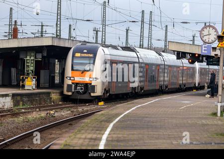 Eisenbahnverkehr Hamm Westf. HBF - RRX, Rhein-Ruhr-Express, Regionalexpress Zug RE6, Rhein-Weser-Express, Ziel Köln/Bonn Flughafen, Betreiber ist National Express, eingesetzt wird ein Siemens Desiro HC Triebwagenzug. Hamm, Nordrhein-Westfalen, DEU, Deutschland, 30.12.2023 *** Rail transport Hamm Westf HBF RRX, Rhein Ruhr Express, regional express train RE6, Rhein Weser Express, destination Cologne Bonn Airport, operator is National Express, a Siemens Desiro HC railcar train Hamm, North Rhine-Westphalia, DEU, Germany, 30 12 2023 is used Stock Photo