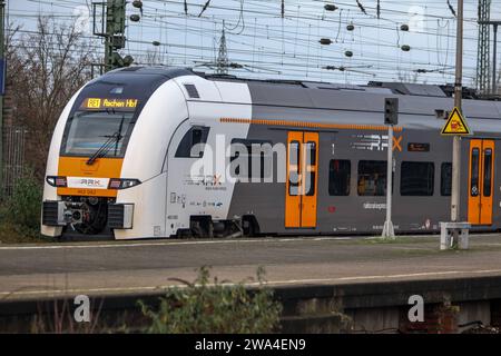 Eisenbahnverkehr Hamm Westf. HBF - RRX, Rhein-Ruhr-Express, Regionalexpress Zug RE1, NRW-Express, Ziel Aachen HBF, Betreiber ist National Express, eingesetzt wird ein Siemens Desiro HC Triebwagenzug. Hamm, Nordrhein-Westfalen, DEU, Deutschland, 30.12.2023 *** Rail transport Hamm Westf HBF RRX, Rhein Ruhr Express, regional express train RE1, NRW Express, destination Aachen HBF, operator is National Express, a Siemens Desiro HC railcar train Hamm, North Rhine-Westphalia, DEU, Germany, 30 12 2023 is used Stock Photo