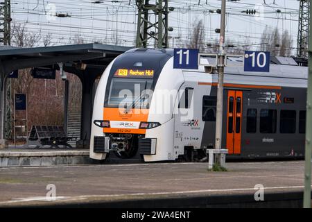 Eisenbahnverkehr Hamm Westf. HBF - RRX, Rhein-Ruhr-Express, Regionalexpress Zug RE1, NRW-Express, Ziel Aachen HBF, Betreiber ist National Express, eingesetzt wird ein Siemens Desiro HC Triebwagenzug. Hamm, Nordrhein-Westfalen, DEU, Deutschland, 30.12.2023 *** Rail transport Hamm Westf HBF RRX, Rhein Ruhr Express, regional express train RE1, NRW Express, destination Aachen HBF, operator is National Express, a Siemens Desiro HC railcar train Hamm, North Rhine-Westphalia, DEU, Germany, 30 12 2023 is used Stock Photo