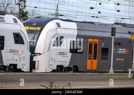 Eisenbahnverkehr Hamm Westf. HBF - RRX, Rhein-Ruhr-Express, Regionalexpress Zug RE1, NRW-Express, Ziel Aachen HBF, Betreiber ist National Express, eingesetzt wird ein Siemens Desiro HC Triebwagenzug. Hamm, Nordrhein-Westfalen, DEU, Deutschland, 30.12.2023 *** Rail transport Hamm Westf HBF RRX, Rhein Ruhr Express, regional express train RE1, NRW Express, destination Aachen HBF, operator is National Express, a Siemens Desiro HC railcar train Hamm, North Rhine-Westphalia, DEU, Germany, 30 12 2023 is used Stock Photo