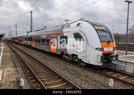 Eisenbahnverkehr Hamm Westf. HBF - RRX, Rhein-Ruhr-Express, Regionalexpress Zug RE1, NRW-Express, Ziel Aachen HBF, Betreiber ist National Express, eingesetzt wird ein Siemens Desiro HC Triebwagenzug. Hamm, Nordrhein-Westfalen, DEU, Deutschland, 30.12.2023 *** Rail transport Hamm Westf HBF RRX, Rhein Ruhr Express, regional express train RE1, NRW Express, destination Aachen HBF, operator is National Express, a Siemens Desiro HC railcar train Hamm, North Rhine-Westphalia, DEU, Germany, 30 12 2023 is used Stock Photo