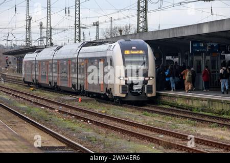 Eisenbahnverkehr Hamm Westf. HBF - RRX, Rhein-Ruhr-Express, Regionalexpress Zug RE11, Rhein-Hellweg-Express, Ziel Kassel-Wilhelmshöhe, Betreiber ist National Express, eingesetzt wird ein Siemens Desiro HC Triebwagenzug. Hamm, Nordrhein-Westfalen, DEU, Deutschland, 30.12.2023 *** Railroad traffic Hamm Westf HBF RRX, Rhein Ruhr Express, regional express train RE11, Rhein Hellweg Express, destination Kassel Wilhelmshöhe, operator is National Express, used is a Siemens Desiro HC railcar train Hamm, North Rhine-Westphalia, DEU, Germany, 30 12 2023 Stock Photo