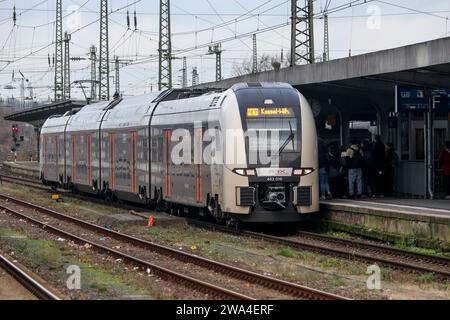 Eisenbahnverkehr Hamm Westf. HBF - RRX, Rhein-Ruhr-Express, Regionalexpress Zug RE11, Rhein-Hellweg-Express, Ziel Kassel-Wilhelmshöhe, Betreiber ist National Express, eingesetzt wird ein Siemens Desiro HC Triebwagenzug. Hamm, Nordrhein-Westfalen, DEU, Deutschland, 30.12.2023 *** Railroad traffic Hamm Westf HBF RRX, Rhein Ruhr Express, regional express train RE11, Rhein Hellweg Express, destination Kassel Wilhelmshöhe, operator is National Express, used is a Siemens Desiro HC railcar train Hamm, North Rhine-Westphalia, DEU, Germany, 30 12 2023 Stock Photo