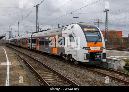 Eisenbahnverkehr Hamm Westf. HBF - RRX, Rhein-Ruhr-Express, Regionalexpress Zug RE1, NRW-Express, Ziel Aachen HBF, Betreiber ist National Express, eingesetzt wird ein Siemens Desiro HC Triebwagenzug. Hamm, Nordrhein-Westfalen, DEU, Deutschland, 30.12.2023 *** Rail transport Hamm Westf HBF RRX, Rhein Ruhr Express, regional express train RE1, NRW Express, destination Aachen HBF, operator is National Express, a Siemens Desiro HC railcar train Hamm, North Rhine-Westphalia, DEU, Germany, 30 12 2023 is used Stock Photo