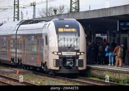 Eisenbahnverkehr Hamm Westf. HBF - RRX, Rhein-Ruhr-Express, Regionalexpress Zug RE11, Rhein-Hellweg-Express, Ziel Kassel-Wilhelmshöhe, Betreiber ist National Express, eingesetzt wird ein Siemens Desiro HC Triebwagenzug. Hamm, Nordrhein-Westfalen, DEU, Deutschland, 30.12.2023 *** Railroad traffic Hamm Westf HBF RRX, Rhein Ruhr Express, regional express train RE11, Rhein Hellweg Express, destination Kassel Wilhelmshöhe, operator is National Express, used is a Siemens Desiro HC railcar train Hamm, North Rhine-Westphalia, DEU, Germany, 30 12 2023 Stock Photo