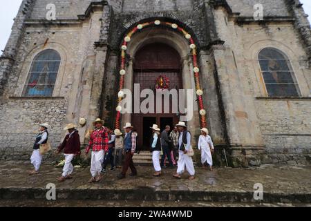 Non Exclusive: December 31, 2023 in Cuetzalan, Puebla, Mexico: Residents of the communities near the Cuetzalan center decorate the entrance arch of th Stock Photo