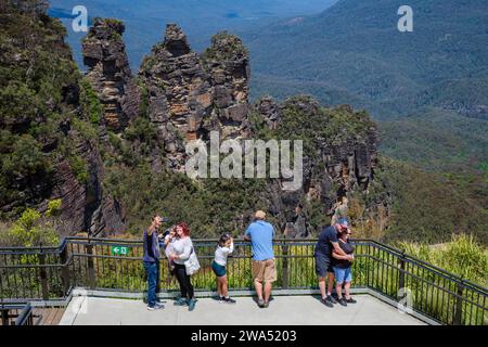 Tourists on the Queen Elizabeth Lookout by the Three Sisters, Echo Point, Katoomba, Blue Mountains, New South Wales, Australia Stock Photo