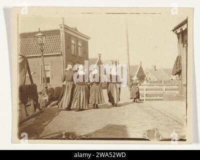 Women and children in traditional costume in Volendam, c. 1900 - c. 1910 photograph  Volendam photographic support salted paper print adult woman. child. folk costume, regional costume Volendam Stock Photo