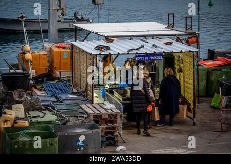 Fishmongers in the port of Sète, a major port city in the southeast French region of Occitanie, France Stock Photo