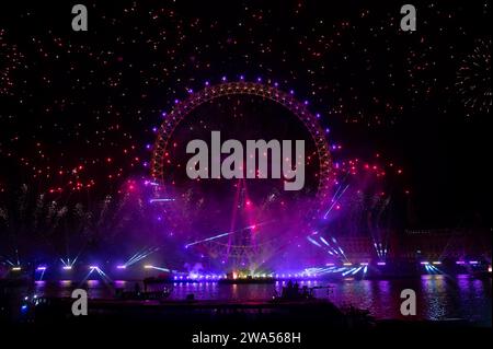 London, UK. 01st Jan, 2024. New Year's Eve firework launches to celebrate the coming of 2024 at the Thames River in London. Stock Photo