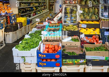 Loose fresh fruit and veg on display at Stalks and Stems Greencrocer, Pollokshaws Road, Shawlands, Glasgow, Scotland, UK, Europe Stock Photo