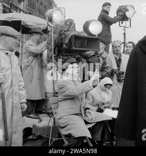 Der Teufel und die Zehn Gebote, aka Le Diable et les Dix commandements, Episodenfilm, Frankreich 1962, Regisseur Julien Duvivier sitzend am Set Stock Photo