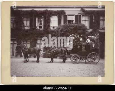 Group of people on a carriage with a four -in -hand for Landhuis Nimmerdor, Amersfoort., 1903 photograph  Amersfoort photographic support. cardboard Stock Photo