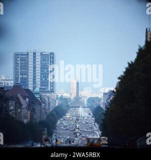 Original-Bildunterschrift: Blick quer durch Berlin - von West nach Ost. Die Aufnahme wurde vom Mittelpunkt des Theodor-Heuss-Platzes aus mmit einem 1000mm Spiegelobjektiv gemacht und zeigt die insgesamt 9,3 km lange Strecke bis zum Roten Rathaus in Ost-Berlin. Im Vordergrund des Bildes der Kaiserdamm mit der anschließenden Bismarckstraße, dann den Ernst-Reuter-Platz, die Straße des 17. Juni, die Siegessäule, dahinter halb verdeckt, das Brandenburger Tor, woran sich auf Ostberliner Seite die weltbekannte Straße 'Unter den Linden' bis zu dem in reicher Backsteintechnik errichtetetn 'Roten Rathau Stock Photo