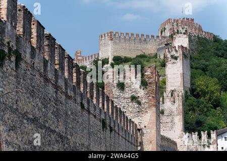 Gothic Mura scaligere di Soave (Scaliger Walls of Soave) built in XIV century by Cansignorio della Scala, 1600 meters long with 24 towers, and Castell Stock Photo
