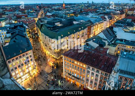 Die Münchner Altstadt, vom Rathausturm aus gesehen, Januar 2024 Deutschland, München, Januar 2024, die Münchner Innenstadt vom Rathausturm in 85 Metern Höhe gesehen, Himmel über München, Blick über die Dächer, Vogelperspektive, Blaue Stunde, Marienplatz vorne, Rosenstraße links, Kaufingerstraße rechts, gute Fernsicht, Wintertag, Bayern *** The old town of Munich, seen from the town hall tower, January 2024 Germany, Munich, January 2024, Munich city center seen from the town hall tower at a height of 85 meters, sky over Munich, view over the roofs, birds eye view, blue hour, Marienplatz in fron Stock Photo