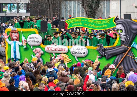 Rosenmontagszug in Düsseldorf, Mottowagen der Karnevalsgesellschaften und sonstiger Teilnehmer beim Strassenkarneval, NRW, Deutschland Stock Photo