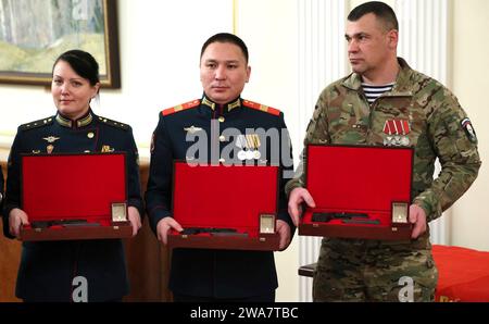 Novo-Ogaryovo, Russia. 01st Jan, 2024. Russian military personnel participating in the invasion of Ukraine hold handguns gifted them by President Vladimir Putin at the official presidential residence of Novo-Ogaryovo, January 1, 2024 in Novo-Ogaryovo, Moscow Oblast, Russia. Credit: Gavriil Grigorov/Kremlin Pool/Alamy Live News Stock Photo