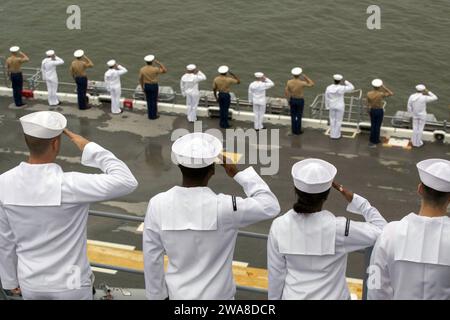 US military forces. 170524OX257-066 NEW YORK (May 24, 2017) Marines and Sailors salute the Statue of Liberty aboard the amphibious assault ship USS Kearsarge (LHD 3) during the 29th annual Fleet Week New York's Parade of Ships. The Parade of Ships marks the beginning of the Fleet Week New York. (U.S. Marine Corps photo by Pfc. Abrey D. Liggins/Released) Stock Photo