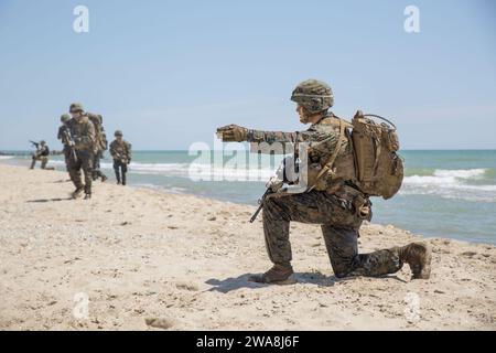 US military forces. 170719QX735-018 MYKOLAYIVKA, Ukraine (July 19, 2017) - A U.S. Marine with 3rd Battalion, 23rd Marine Regiment, orders his squad into position during a beach assault July 19, in Mykolayivka, Ukraine, during exercise Sea Breeze 2017.  Sea Breeze is a U.S. and Ukraine co-hosted multinational maritime exercise held in the Black Sea and is designed to enhance interoperability of participating nations and strengthen maritime security within the region.  (U.S. Marine Corps photo by Staff Sgt. Marcin Platek/Released) Stock Photo