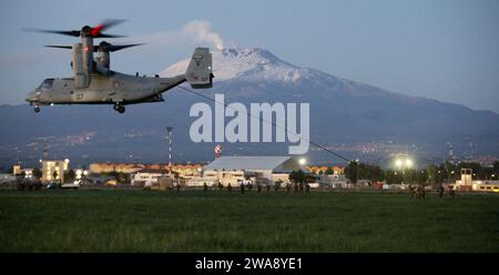 US military forces. 171208VM836-244 SIGONELLA, Italy (Dec. 8, 2017) U.S. Marines assigned to Special Purpose Marine Air-Ground Task Force-Crisis Response-Africa (SPMAGTF-CR-AF), practice fast roping out of an MV-22 Osprey in front of Mount Etna at Naval Air Station Sigonella, Italy. SPMAGTF-CR-AF is deployed to conduct limited crisis-response and theater-security operations in Europe and North Africa. (U.S. Marine Corps photo by Sgt. Takoune H. Norasingh/Released) Stock Photo