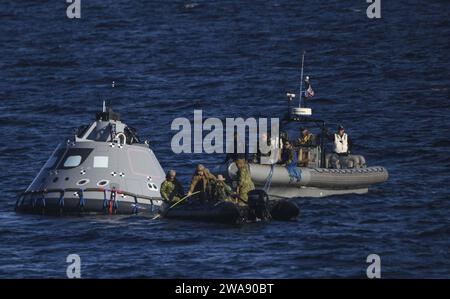 US military forces. 180122ZZ513-201  PACIFIC OCEAN (Jan. 22, 2018) Sailors in a rigid-hull inflatable boat from the San Antonio-class amphibious transport dock ship USS New Orleans (LPD 18) assist NASA engineers in releasing the Orion test article from the USS Anchorage (LPD 23). Anchorage is underway to support NASA’s Orion spacecraft Underway Recovery Test 6. (U.S. Navy photo by Mass Communication Specialist 3rd Class Natalie M. Byers/Released) Stock Photo