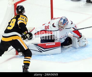 Pittsburgh, United States. 02nd Jan, 2024. Pittsburgh Penguins left wing Jake Guentzel (59) scores against Washington Capitals goaltender Darcy Kuemper (35) in the second period at PPG Paints Arena in Pittsburgh on Tuesday, January 2, 2024. Photo by Archie Carpenter/UPI. Credit: UPI/Alamy Live News Stock Photo