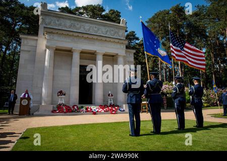US military forces. BROOKWOOD, England (May 27, 2018) U.S. Air Force color guard, assigned to Royal Air Force Croughton, England, parades colors during a Memorial Day and World War I centennial commemoration ceremony at Brookwood American Military Cemetery in Brookwood, England, May 27, 2018. (U.S. Navy photo by Mass Communication Specialist 2nd Class Jonathan Nelson/Released) Stock Photo