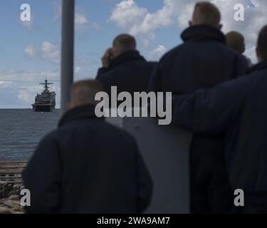 US military forces. 180606TJ319-0237 BALTIC SEA (June 6, 2018) Midshipman observe AAV-P7/A1 assault amphibious vehicles approach the the Harpers Ferry-class dock landing ship USS Oak Hill (LSD 51) during exercise Baltic Operations (BALTOPS) 2018, June 6. BALTOPS is the premier annual maritime-focused exercise in the Baltic region and one of the largest exercises in Northern Europe enhancing flexibility and interoperability among allied and partner nations. (U.S. Navy photo by Mass Communication Specialist 3rd Class Jessica L. Dowell/Released) Stock Photo