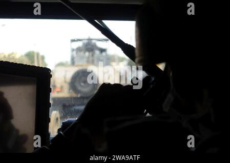 US military forces. 180608FD185-08697 DJIBOUTI CITY, Djibouti (June 8, 2018) A vehicle commander assigned to Task Group (TG) 68.6 communicates via radio from the back of a convoy while traveling through Djibouti City, Djibouti, June 8, 2018. TG-68.6 is forward-deployed to the U.S. 6th Fleet area of operations and conducts joint and naval operations, often in concert with allied and interagency partners, in order to advance U.S. national interests and security and stability in Europe and Africa. (U.S. Navy photo by Engineman 2nd Class Carlos Monsalve/Released) Stock Photo