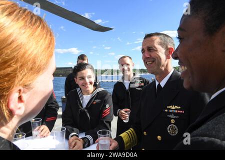 US military forces. 180625FP878-320 OSLO, Norway (June 25, 2018) Chief of Naval Operations Adm. John Richardson speaks with Sailors aboard the Arleigh Burke-class guided-missile destroyer USS Bainbridge (DDG 96) in Oslo, Norway, June 25, 2018. Bainbridge, homeported at Naval Station Norfolk, is conducting naval operations in the U.S. 6th Fleet area of operations in support of U.S. national security interests in Europe and Africa. (U.S. Navy photo by Mass Communication Specialist 1st Class Theron J. Godbold/Released) Stock Photo