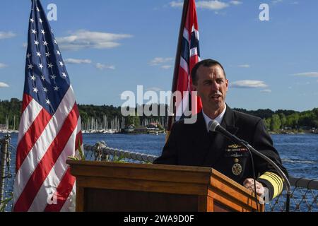 US military forces. 180625FP878-342 OSLO, Norway (June 25, 2018) Chief of Naval Operations Adm. John Richardson delivers remarks during reception aboard the Arleigh Burke-class guided-missile destroyer USS Bainbridge (DDG 96) in Oslo, Norway, June 25, 2018. Bainbridge, homeported at Naval Station Norfolk, is conducting naval operations in the U.S. 6th Fleet area of operations in support of U.S. national security interests in Europe and Africa. (U.S. Navy photo by Mass Communication Specialist 1st Class Theron J. Godbold/Released) Stock Photo