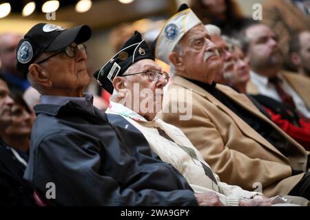 US military forces. 181207PX557-0290 HARRISBURG, Pa. (Dec. 7, 2018) Pearl Harbor survivors Army Air Corps Lt. Col. William Bonnelli, Army Staff Sgt. Richard Schimmel, and Army Air Corps Master Sgt. Isaac George attend a ceremony to commemorate the 77th anniversary of the Dec. 7, 1941 Japanese attack on Pearl Harbor at the Pennsylvania State Capitol, Dec. 7, 2018, . Sailors and Marines from across central Pennsylvania participated in the ceremony to honor families of the attack on Pearl Harbor and Pennsylvania Pearl Harbor survivors; Bonnelli, George, Army Air Corps Major Henry Heim, and Schimm Stock Photo