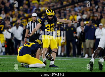 Pasadena, California, USA. 01st Jan, 2024. Michigan Wolverines place kicker James Turner (32) makes a kick during the CFP Semifinal Rose Bowl Game between the Michigan Wolverines and the Alabama Crimson Tide at the Rose Bowl in Pasadena, California. Mandatory Photo Credit : Charles Baus/CSM/Alamy Live News Stock Photo