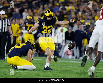 Pasadena, California, USA. 01st Jan, 2024. Michigan Wolverines place kicker James Turner (32) makes a kick during the CFP Semifinal Rose Bowl Game between the Michigan Wolverines and the Alabama Crimson Tide at the Rose Bowl in Pasadena, California. Mandatory Photo Credit : Charles Baus/CSM/Alamy Live News Stock Photo