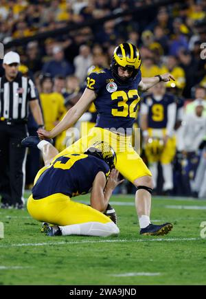 Pasadena, California, USA. 01st Jan, 2024. Michigan Wolverines place kicker James Turner (32) makes a kick during the CFP Semifinal Rose Bowl Game between the Michigan Wolverines and the Alabama Crimson Tide at the Rose Bowl in Pasadena, California. Mandatory Photo Credit : Charles Baus/CSM/Alamy Live News Stock Photo