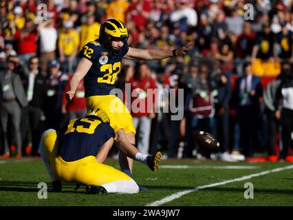 Pasadena, California, USA. 01st Jan, 2024. Michigan Wolverines place kicker James Turner (32) makes a kick during the CFP Semifinal Rose Bowl Game between the Michigan Wolverines and the Alabama Crimson Tide at the Rose Bowl in Pasadena, California. Mandatory Photo Credit : Charles Baus/CSM/Alamy Live News Stock Photo