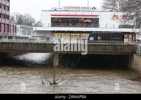 Tief Dietmar. Dauerregen im Siegerland, der Pegel der Sieg wie hier in Siegen steigt. Steigende Pegel im Siegerland am 03.01.2024 in Siegen/Deutschland. *** Low pressure system Dietmar Continuous rain in Siegerland, the level of the Sieg rises as here in Siegen Rising water levels in Siegerland on 03 01 2024 in Siegen Germany Stock Photo