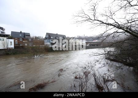 Tief Dietmar. Dauerregen im Siegerland, der Pegel der Sieg wie hier bei Siegen-Niederschelden steigt. Steigende Pegel im Siegerland am 03.01.2024 in Siegen/Deutschland. *** Low pressure system Dietmar Continuous rain in Siegerland, the level of the Sieg rises as here near Siegen Niederschelden Rising water level in Siegerland on 03 01 2024 in Siegen Germany Stock Photo