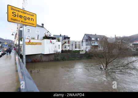 Tief Dietmar. Dauerregen im Siegerland, der Pegel der Sieg wie hier bei Siegen-Niederschelden steigt. Steigende Pegel im Siegerland am 03.01.2024 in Siegen/Deutschland. *** Low pressure system Dietmar Continuous rain in Siegerland, the level of the Sieg rises as here near Siegen Niederschelden Rising water level in Siegerland on 03 01 2024 in Siegen Germany Stock Photo