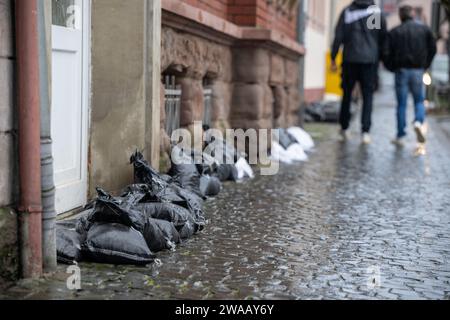 Ottweiler, Germany. 03rd Jan, 2024. Sandbags are placed on buildings in the old town to protect against flooding from the Blies. Credit: Harald Tittel/dpa/Alamy Live News Stock Photo